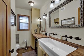 Luxury&location! 1 Blk to Main St With Hottub&firepit