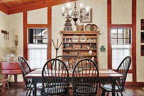 Luxury&location! 1 Blk to Main St With Hottub&firepit