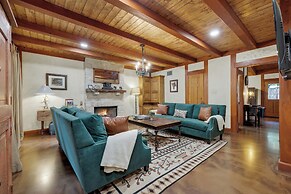 Luxury&location! 1 Blk to Main St With Hottub&firepit