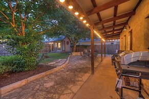 Luxury&location! 1 Blk to Main St With Hottub&firepit