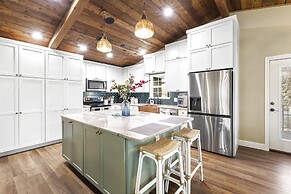 Luxury on Lake LBJ With Hot Tub Firepit & Boat Slip