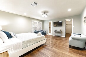 Luxury on Lake LBJ With Hot Tub Firepit & Boat Slip