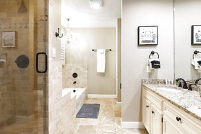 Luxury on Lake LBJ With Hot Tub Firepit & Boat Slip