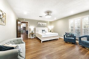 Luxury on Lake LBJ With Hot Tub Firepit & Boat Slip