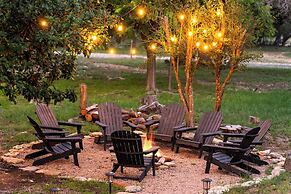 Luxury Retreat Cowboy Pool and Fire Pit With 6 Mins to Town