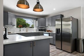 Luxury Retreat Cowboy Pool and Fire Pit With 6 Mins to Town