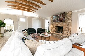 Luxury Retreat Cowboy Pool and Fire Pit With 6 Mins to Town