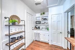 Charming Cottage Near Main With Patio&firepit!!