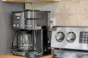 Gorgeous Home With Hot Tub 5min From the River