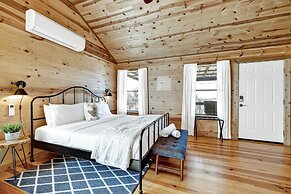 Mesquite Cabin With Hot Tub & Hill Country Views