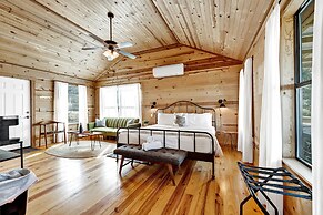 Mesquite Cabin With Hot Tub & Hill Country Views