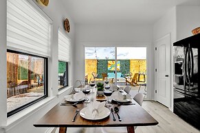 Luxury Modern Home With Hot tub Deck & Firepit!