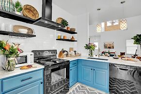 Luxury Modern Home With Hot tub Deck & Firepit!