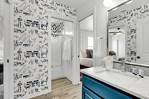 Luxury Modern Home With Hot tub Deck & Firepit!