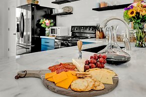 Luxury Modern Home With Hot tub Deck & Firepit!