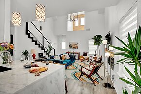 Luxury Modern Home With Hot tub Deck & Firepit!