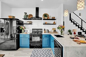 Luxury Modern Home With Hot tub Deck & Firepit!