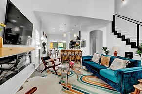 Luxury Modern Home With Hot tub Deck & Firepit!