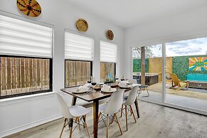 Luxury Modern Home With Hot tub Deck & Firepit!