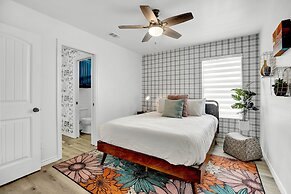 Luxury Modern Home With Hot tub Deck & Firepit!