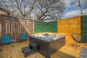 Luxury Modern Home With Hot tub Deck & Firepit!