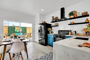 Luxury Modern Home With Hot tub Deck & Firepit!