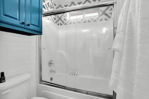 Luxury Modern Home With Hot tub Deck & Firepit!