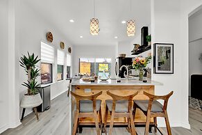 Luxury Modern Home With Hot tub Deck & Firepit!