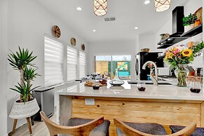 Luxury Modern Home With Hot tub Deck & Firepit!