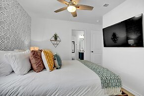 Luxury Modern Home With Hot tub Deck & Firepit!