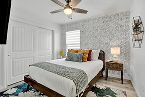 Luxury Modern Home With Hot tub Deck & Firepit!