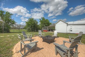 Stunning Haus With Hot Tub, Grill & Fire Pit!