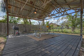 Stunning Haus With Hot Tub, Grill & Fire Pit!
