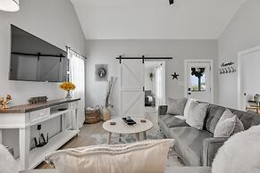 Stunning Haus With Hot Tub, Grill & Fire Pit!