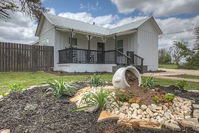Stunning Haus With Hot Tub, Grill & Fire Pit!