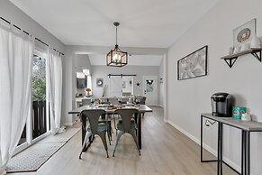 Stunning Haus With Hot Tub, Grill & Fire Pit!