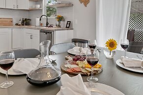 Stunning Haus With Hot Tub, Grill & Fire Pit!