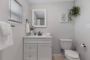 Stunning Haus With Hot Tub, Grill & Fire Pit!