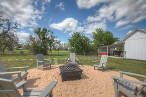 Stunning Haus With Hot Tub, Grill & Fire Pit!