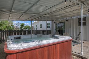 Stunning Haus With Hot Tub, Grill & Fire Pit!