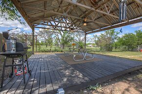 Stunning Haus With Hot Tub, Grill & Fire Pit!