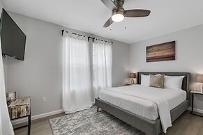 Stunning Haus With Hot Tub, Grill & Fire Pit!