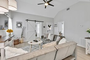 Stunning Haus With Hot Tub, Grill & Fire Pit!