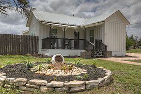 Stunning Haus With Hot Tub, Grill & Fire Pit!