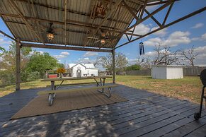 Stunning Haus With Hot Tub, Grill & Fire Pit!