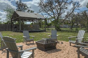 Stunning Haus With Hot Tub, Grill & Fire Pit!