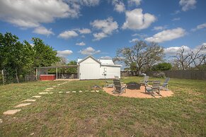 Stunning Haus With Hot Tub, Grill & Fire Pit!