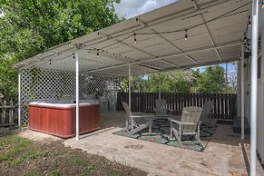 Stunning Haus With Hot Tub, Grill & Fire Pit!