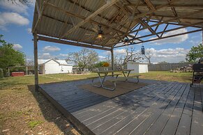 Stunning Haus With Hot Tub, Grill & Fire Pit!