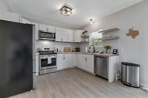 Stunning Haus With Hot Tub, Grill & Fire Pit!